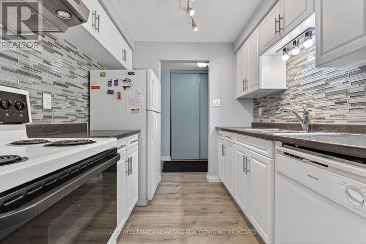 Property Photo: 276 Oakdale Avenue East 405 ON L2P 3S5