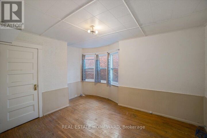 Property Photo: 697 Dupont Street 2nd Flr ON M6G 1Z5