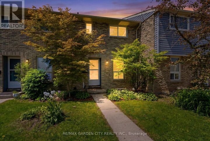 Property Photo: 75 Ventura Drive 32 ON L2R 7J7