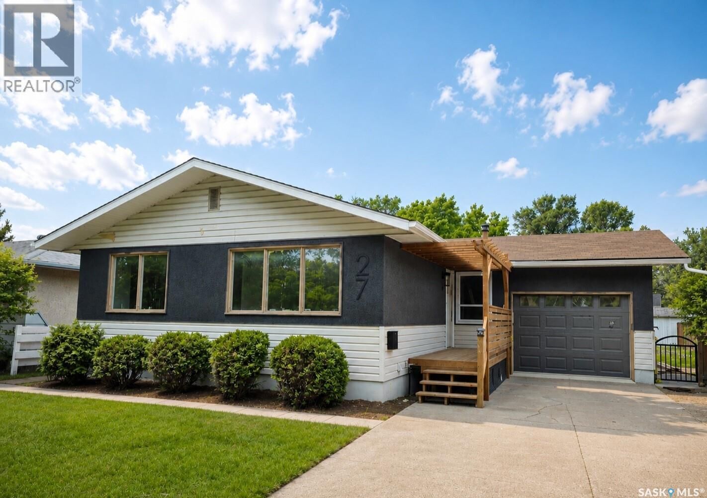 Property Photo: 27 Walker Crescent SK S7L 4H7