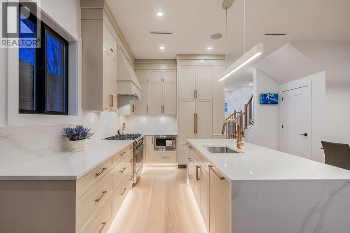 Property Photo: 4557 Parker Street 2 BC V5C 3E1