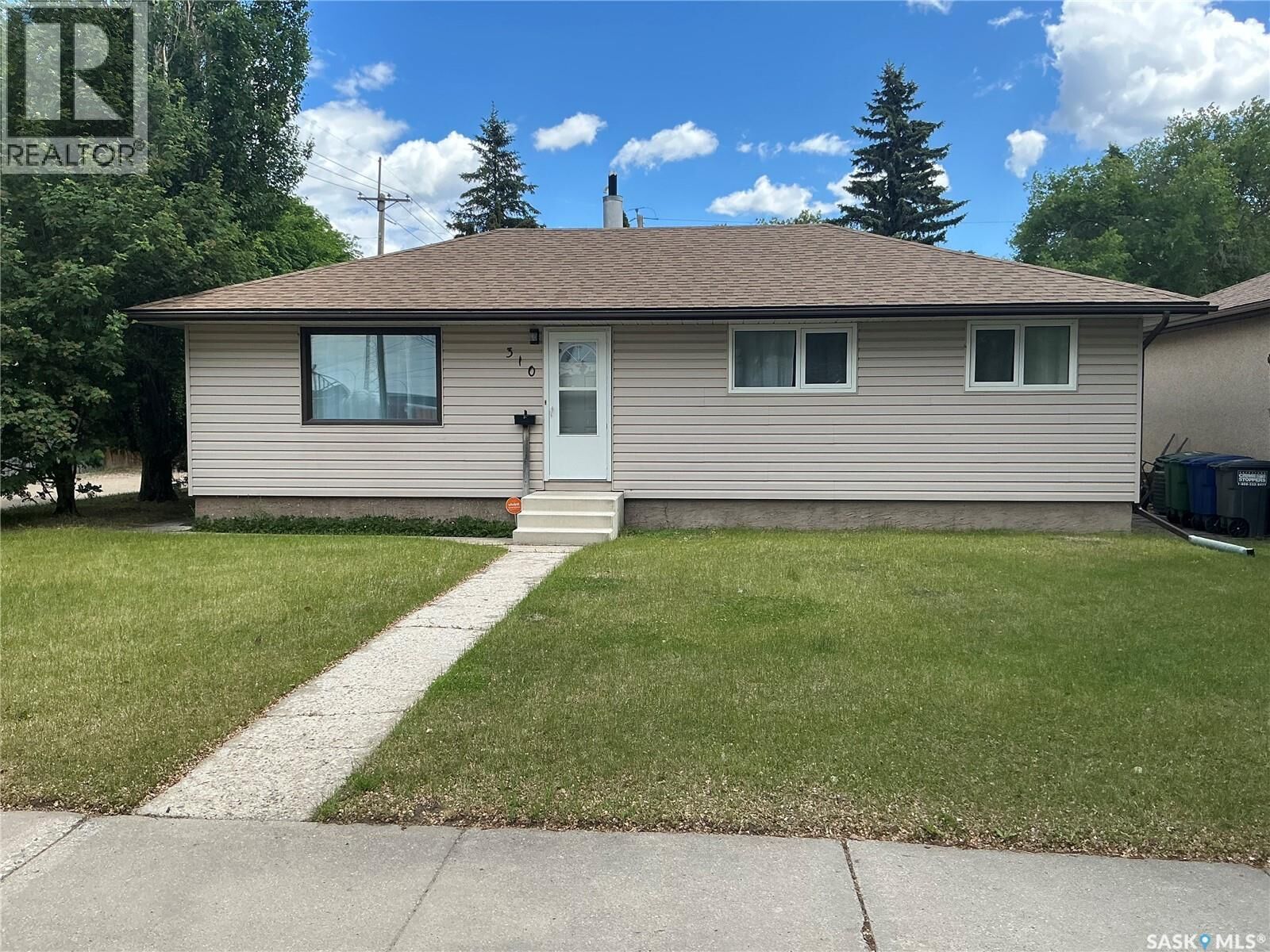 Property Photo:  310 Vancouver Avenue S  SK S7M 3N1 