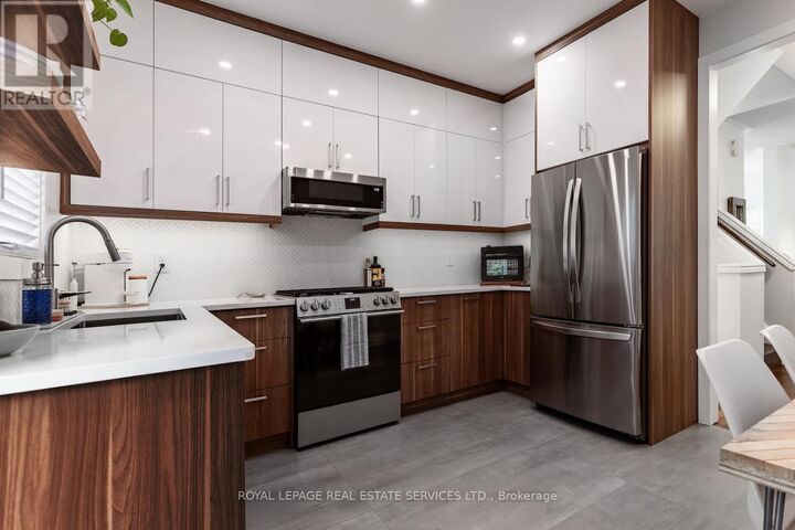Property Photo: 435 Hensall Circle 49 ON L5A 4P1