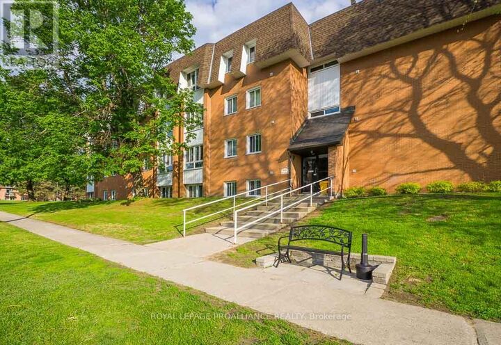 Property Photo:  810 Kyle Court West 104  ON K6V 6H6 