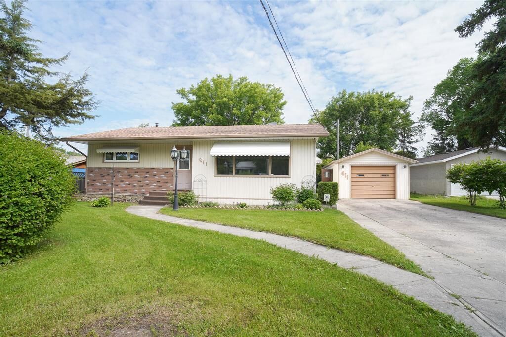 Property Photo: 411 Gertrude Avenue MB R0E 0C0