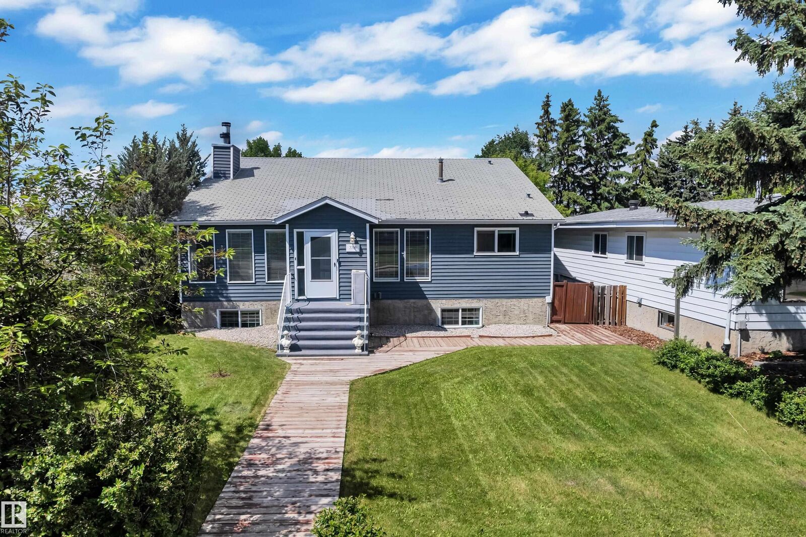 Photo de la propriété:  2219 Millbourne Road NW  AB T6K 0Y3 