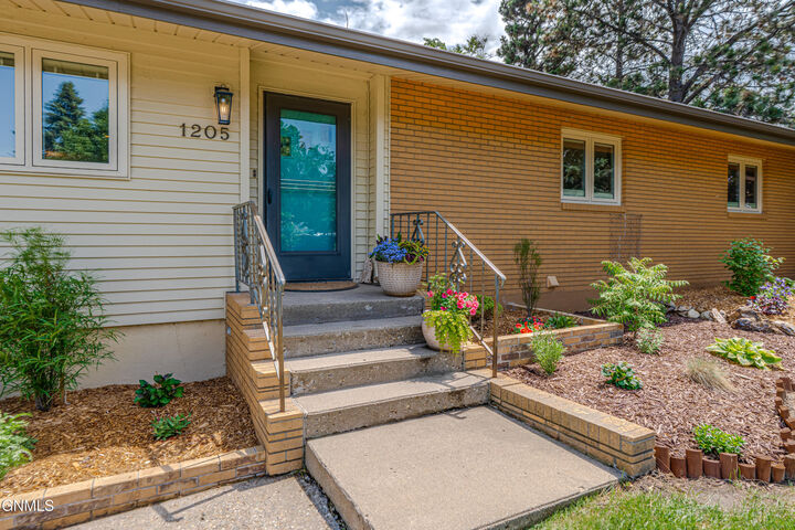 Property Photo:  1205 Coulee Road  ND 58501 
