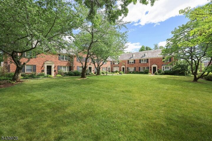 Property Photo:  260 Walnut Street, Unit 10  NJ 07090 