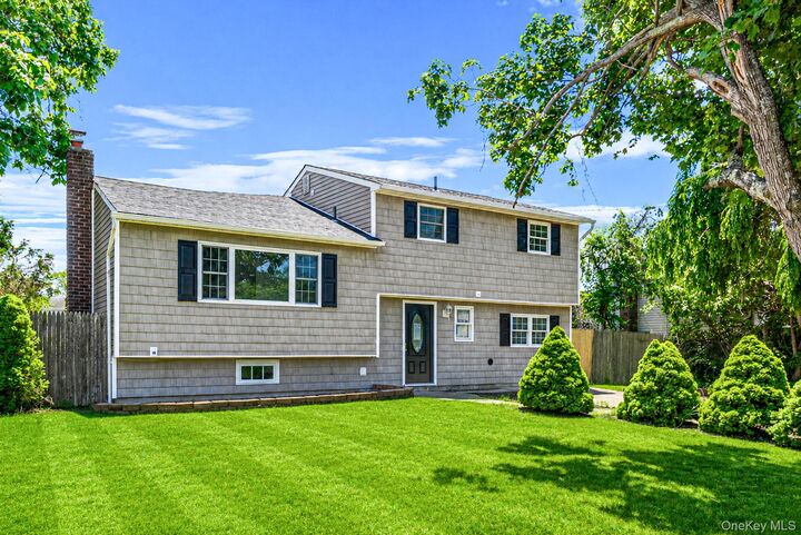 Property Photo:  18 Lark Drive  NY 11720 