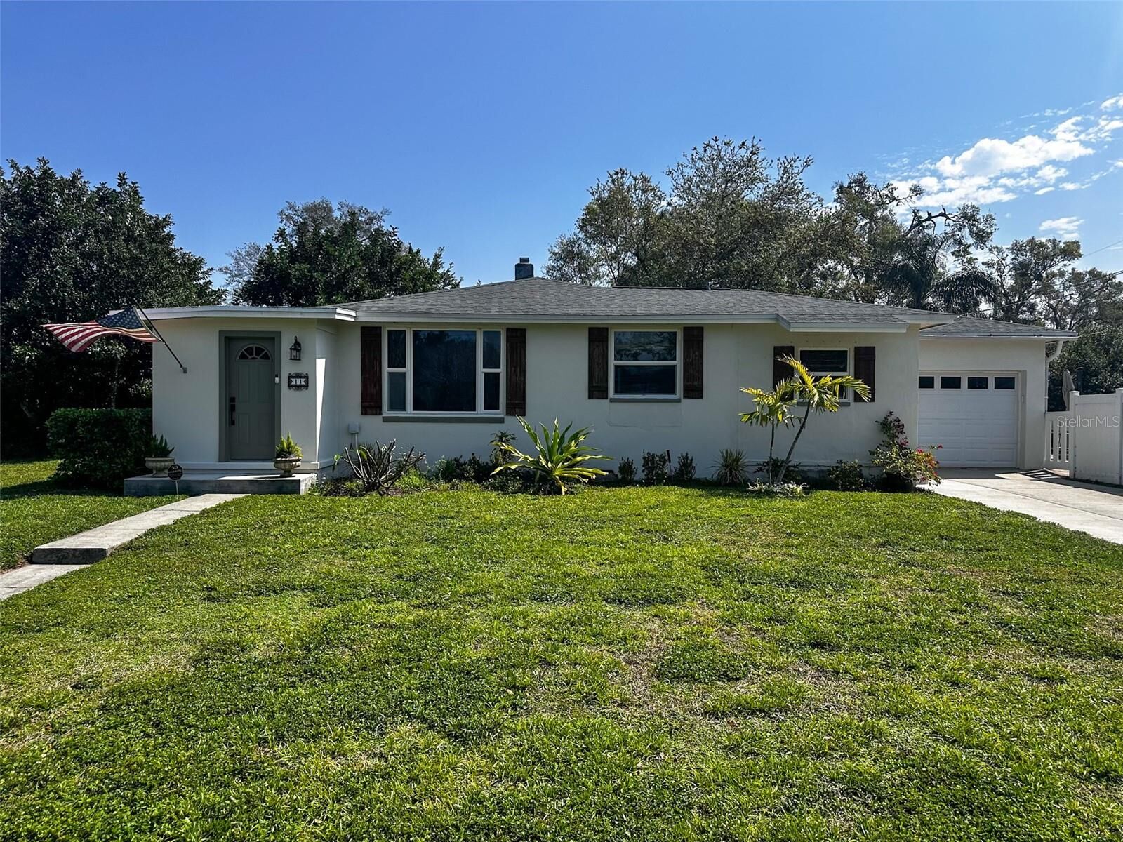 Property Photo: 11 N Crest Avenue FL 33755