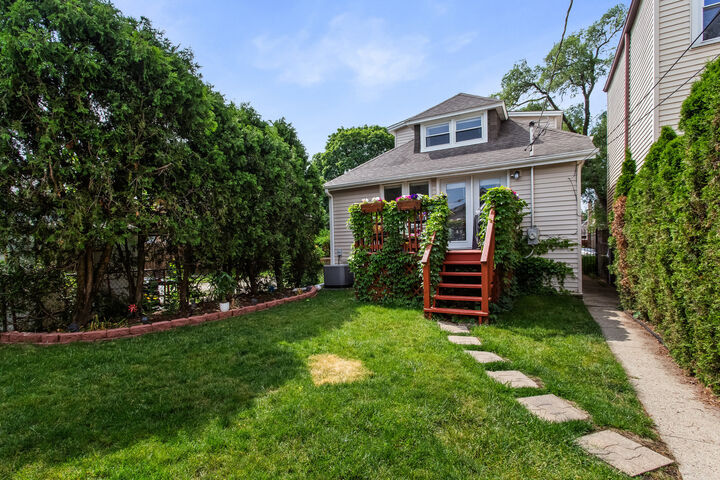 Property Photo:  5654 W Cornelia Avenue  IL 60634 
