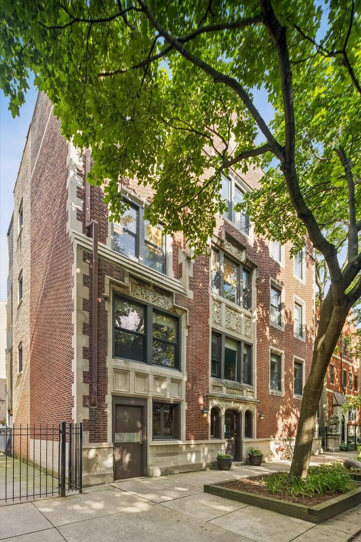 Property Photo: 6829 N Lakewood Avenue 1 IL 60626