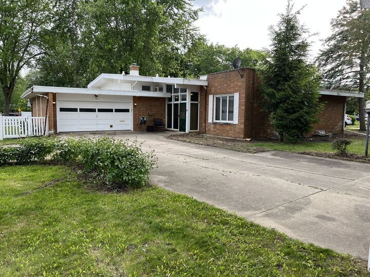 Property Photo: 616 Seneca Drive IL 60506