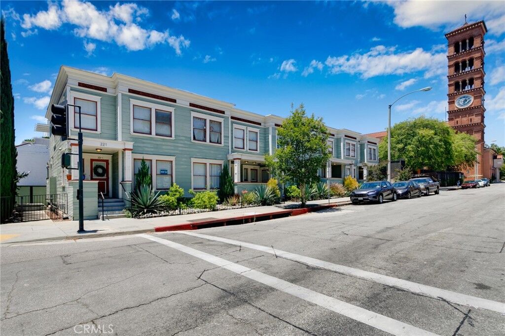 Property Photo: 221 N Raymond 8 CA 91103