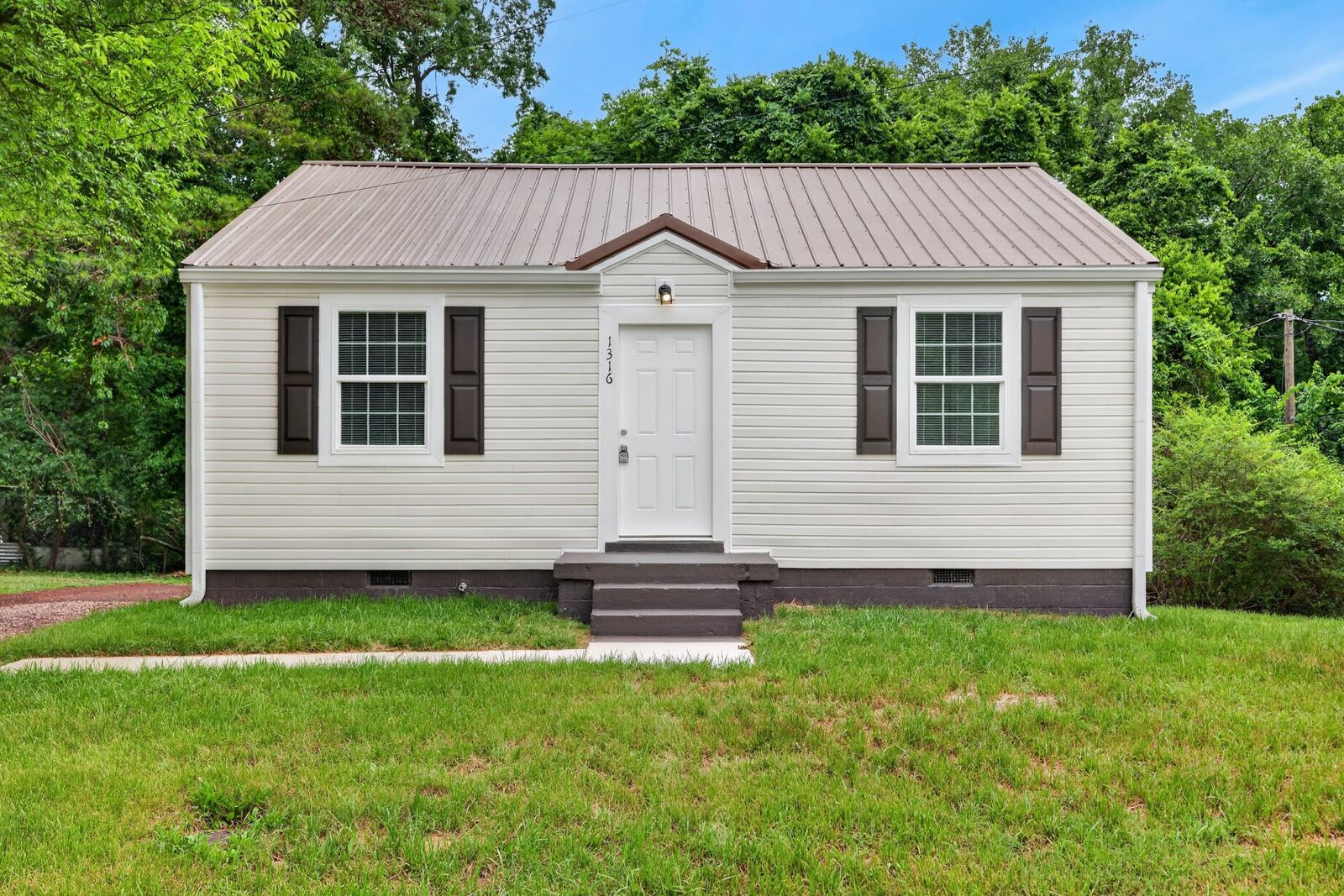 Property Photo: 1316 Sunnyview Dr TN 37040