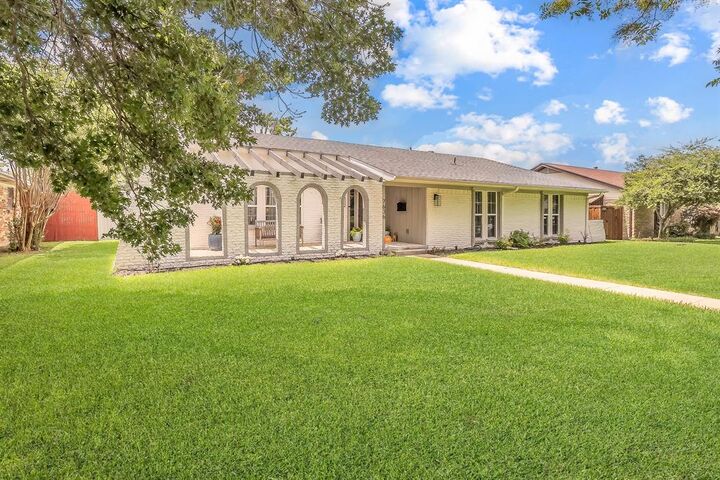 Property Photo: 7636 La Risa Drive TX 75248