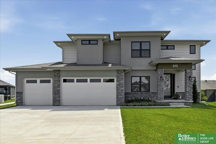 Property Photo:  915 Elm Circle  NE 68059 