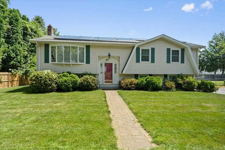 Property Photo: 11 Dunkirk Ave MA 01604