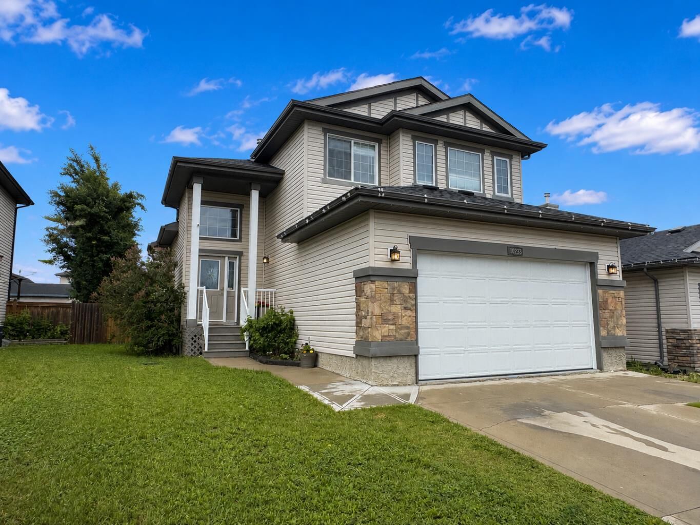Property Photo:  10233 Landing Drive  AB T8X 0B5 