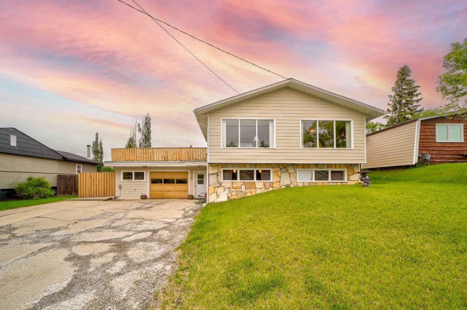 Property Photo: 1130 James Avenue AB T0K 1W0