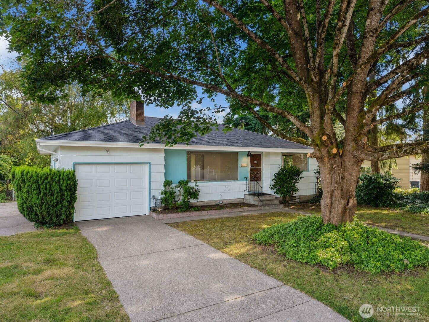 Property Photo: 815 10th Street NE WA 98002