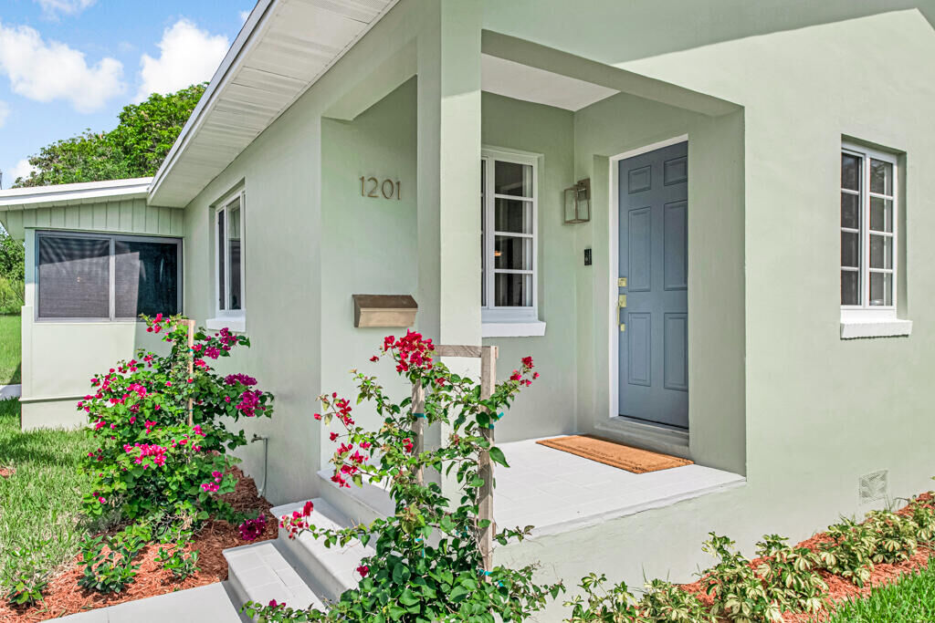 Property Photo: 1201 N Palmway FL 33460