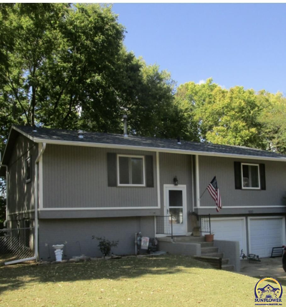 Property Photo:  900 N School Ct  KS 66402 