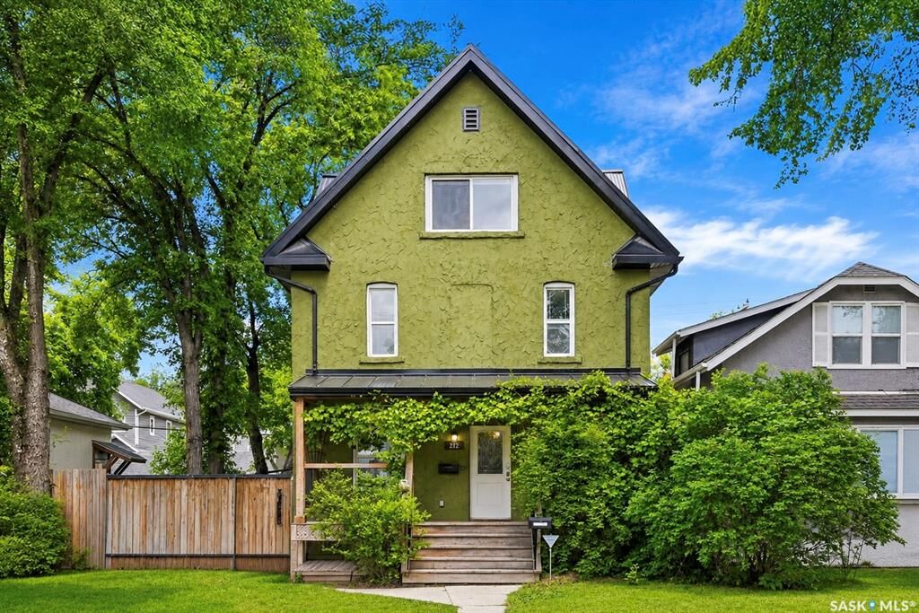 Property Photo: 212 25th Street W SK S7L 0C4