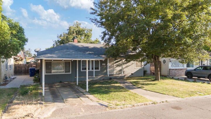 Property Photo:  229 W Colonial Drive  CA 93230 