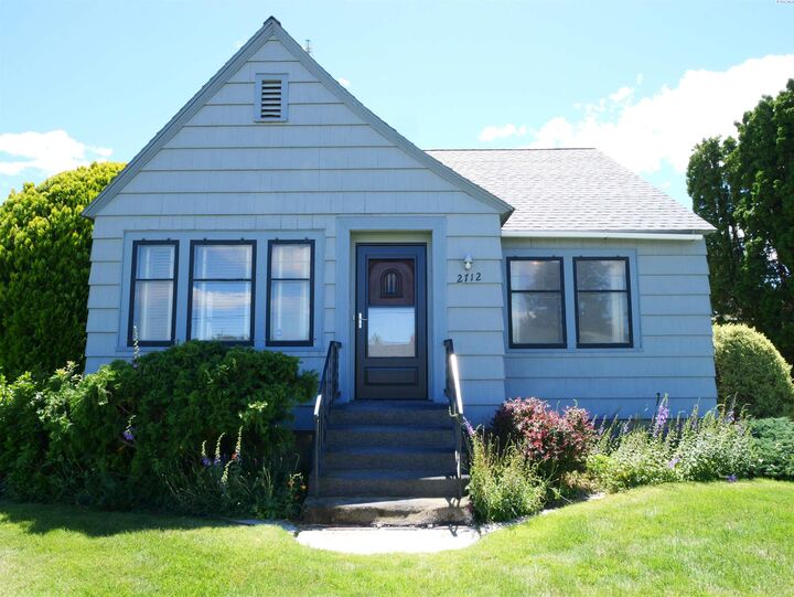 Property Photo: 2712 Clinton Way WA 98902