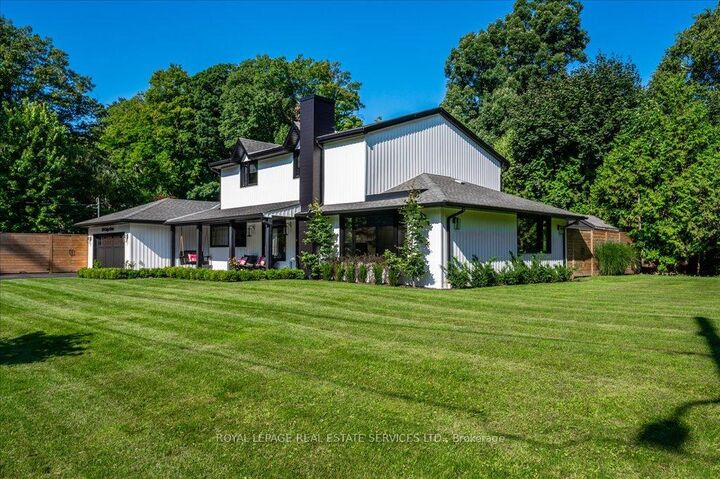 Property Photo: 169 Oakes Drive ON L5G 3M2