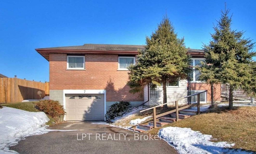 Property Photo: 7 Champlain Boulevard ON K9V 4R1