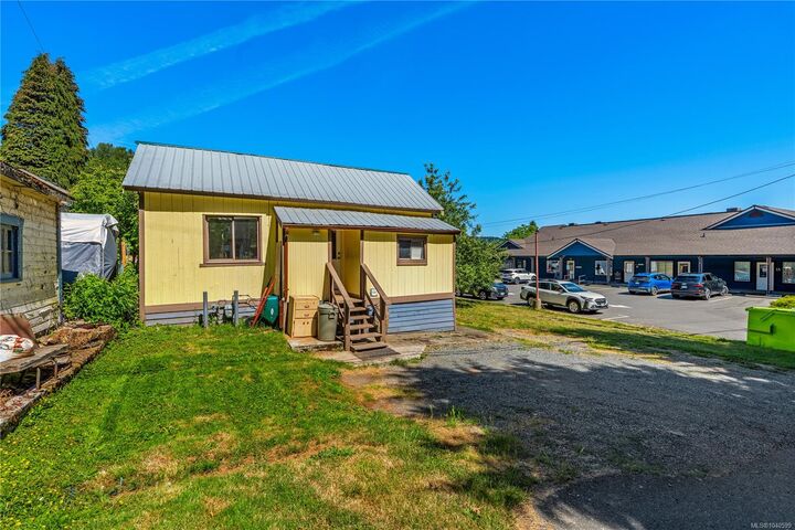 Property Photo: 117 Kitchener St BC V9G 1A7