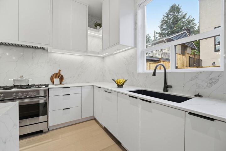 Property Photo: 6070 Elgin Avenue 4 BC V5H 3S4