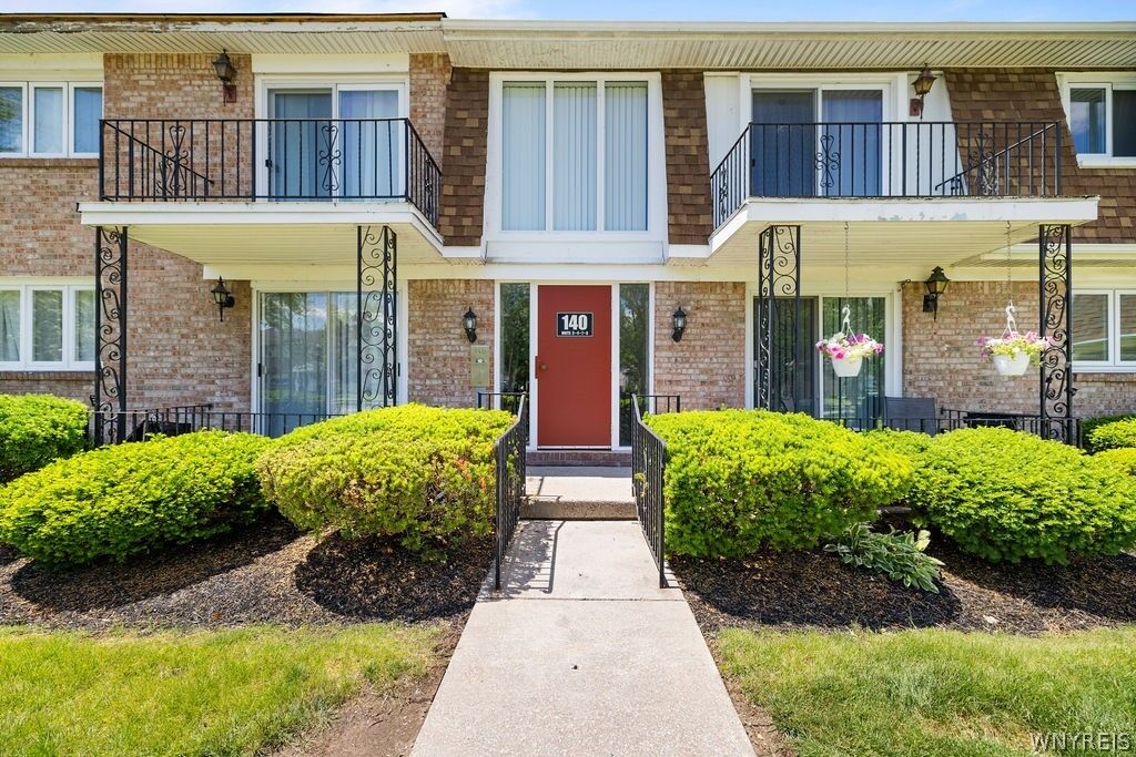 Property Photo:  140 Old Lyme Drive 4  NY 14221 