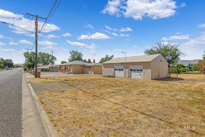 Property Photo: 1876 6th Ave WA 99403