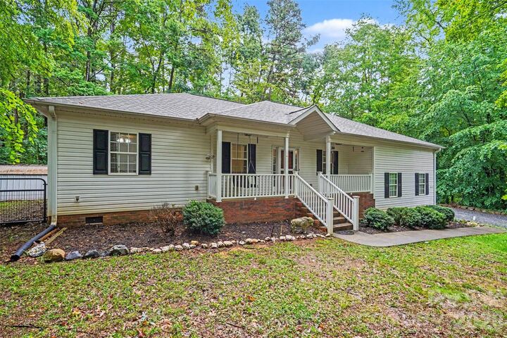 Property Photo:  8904 Gosnell Drive  NC 28227 
