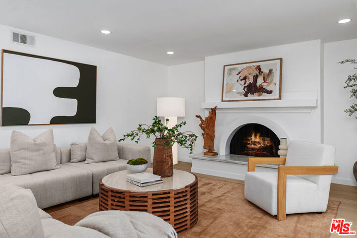 Property Photo: 916 Santiago Ave CA 90804
