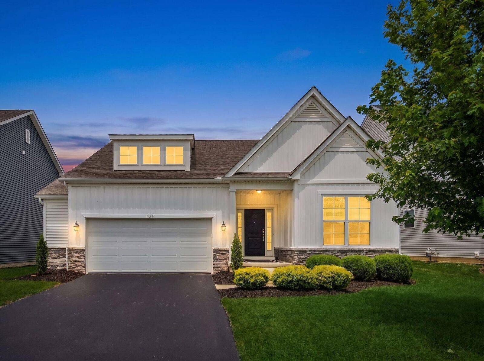 Property Photo: 434 Oakland Hills Loop OH 43116