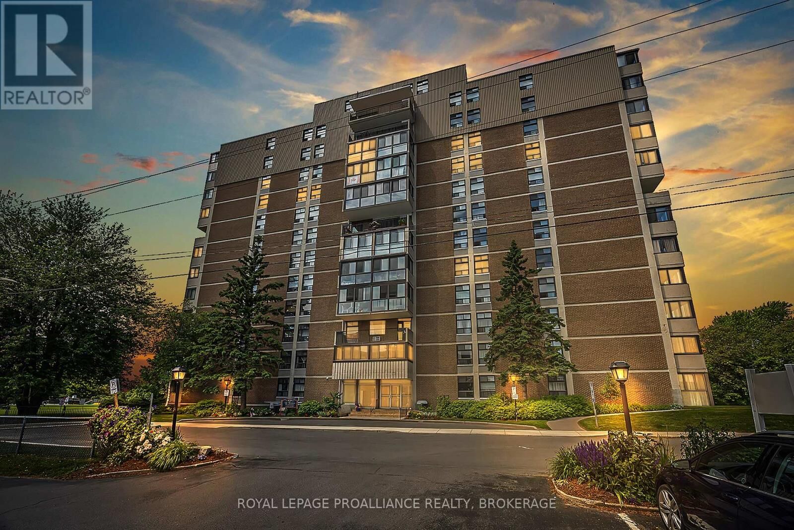 Property Photo: 2 Mowat Avenue 806 ON K7M 1K1
