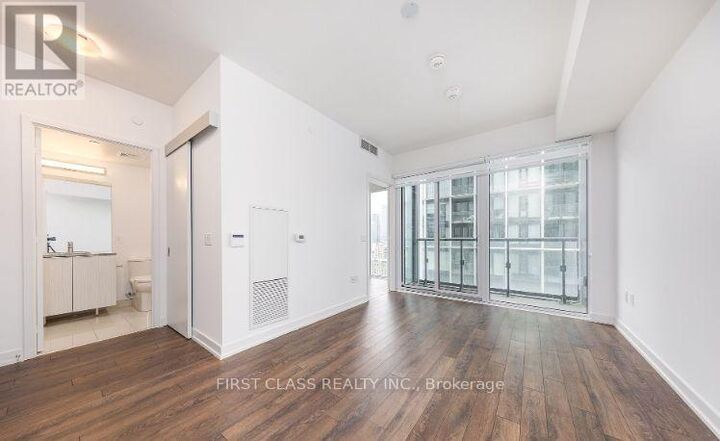 Property Photo: 158 Front Street East 2215 ON M5A 0K9