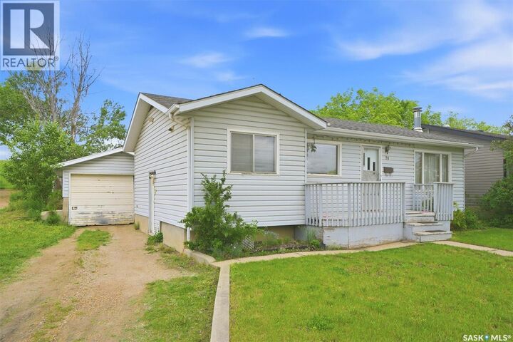 Property Photo:  99 Howell Avenue  SK S7L 3S9 