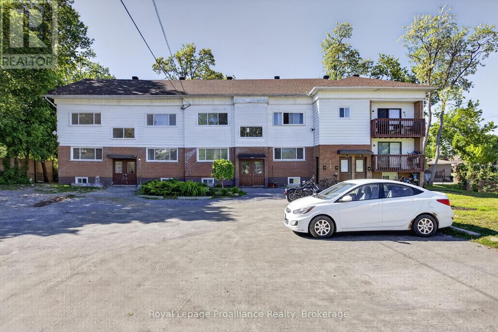 Property Photo: 171 Hazlitt Street 3 ON K9H 1L8