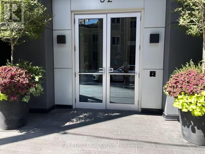 Property Photo: 32 Davenport Road 801 ON M5R 0B5