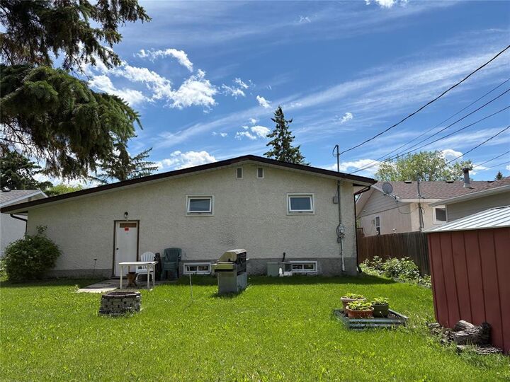 Property Photo: 14 Connor Place MB R0E 0C0