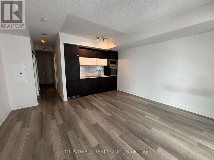Property Photo: 318 Richmond Street West 1810 ON M5V 0B4