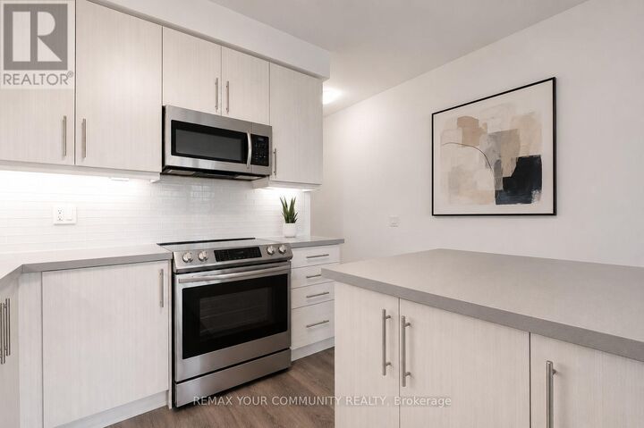 Property Photo:  75 Oneida Crescent 203  ON L4B 0H3 