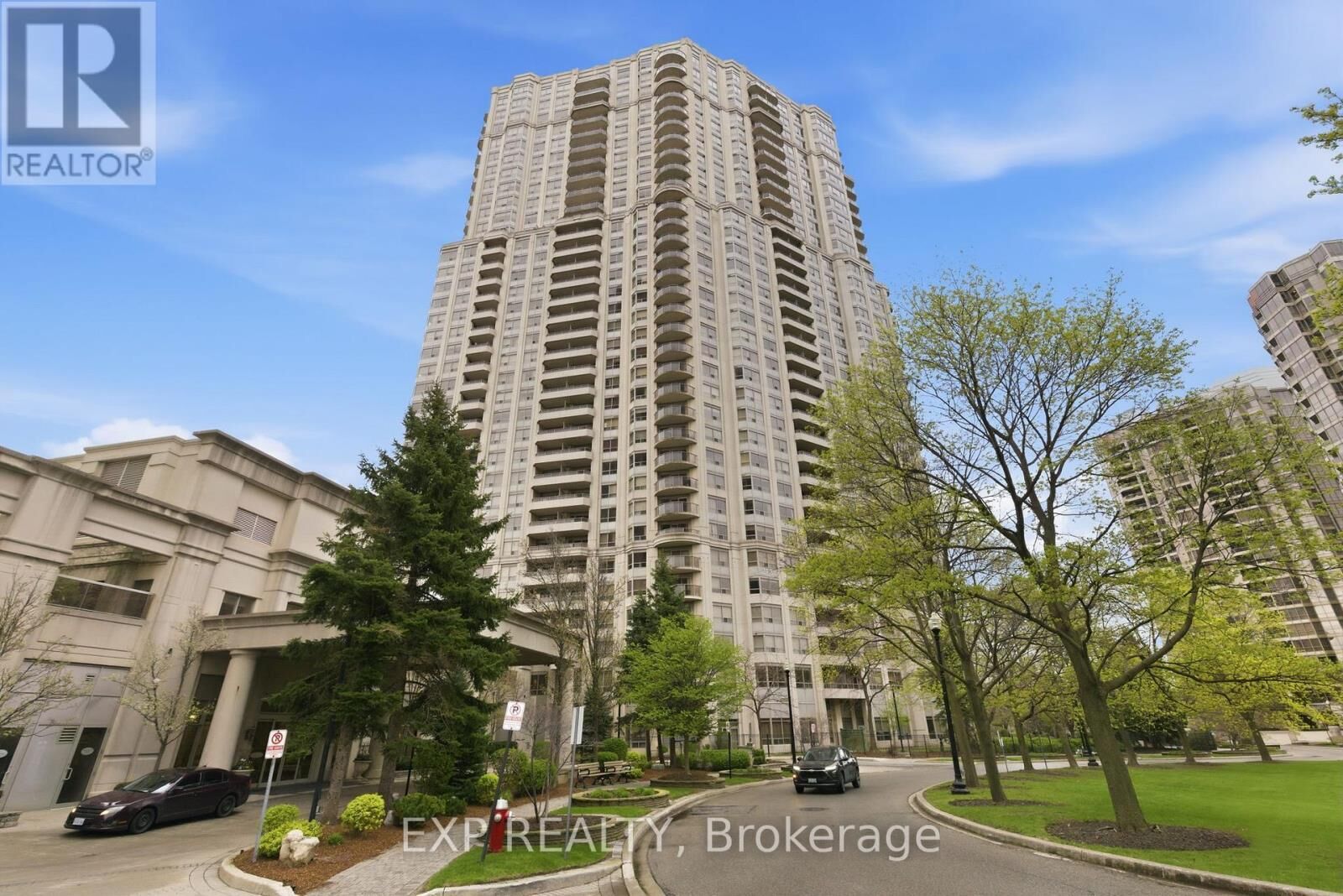 Property Photo: 25 Kingsbridge Garden Circle 2120 ON L5R 4B1
