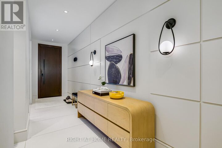 Property Photo:  585 Montbeck Crescent  ON L5G 1N9 
