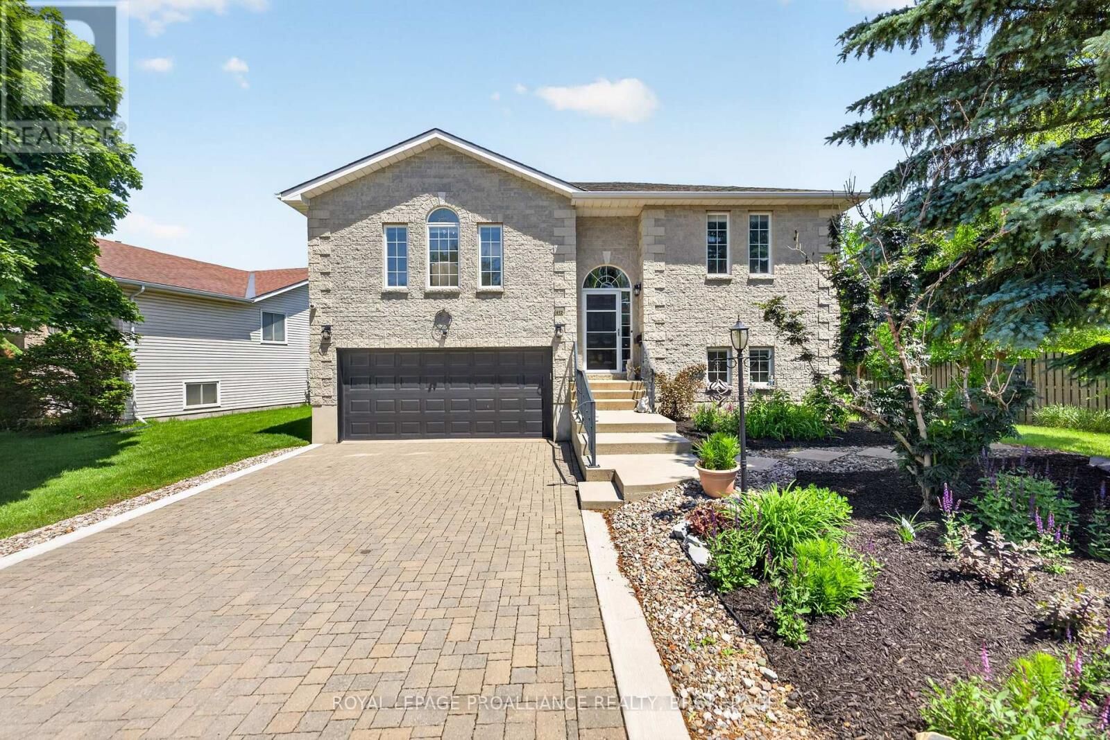 Property Photo:  412 Malabar Drive  ON K7M 8Z5 